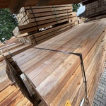 Ca. 52x Massaranduba palen fijnbezaagd, 70x70mm, lengte 275cm